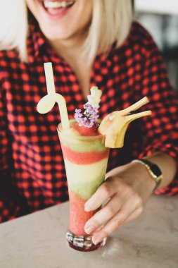 Lokantadaki masada alkol kokteyli.