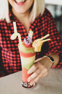 Lokantadaki masada alkol kokteyli.