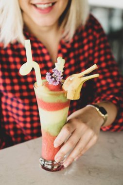 Lokantadaki masada alkol kokteyli.