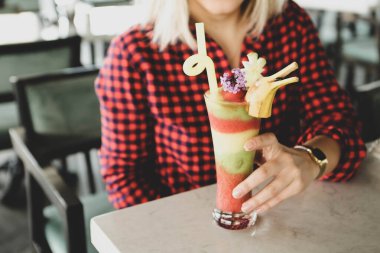 Lokantadaki masada alkol kokteyli.