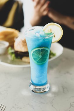 Lokantadaki masada alkol kokteyli.