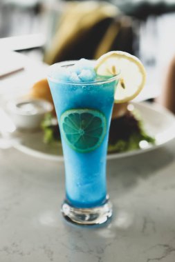 Lokantadaki masada alkol kokteyli.