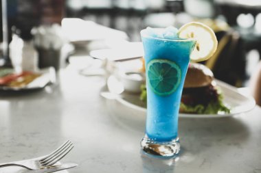 Lokantadaki masada alkol kokteyli.