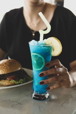 Lokantadaki masada alkol kokteyli.