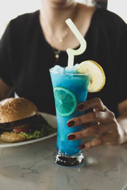 Lokantadaki masada alkol kokteyli.