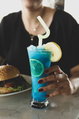 Lokantadaki masada alkol kokteyli.