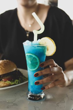 Lokantadaki masada alkol kokteyli.