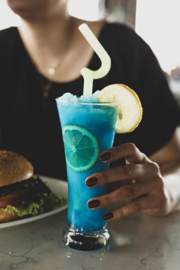 Lokantadaki masada alkol kokteyli.
