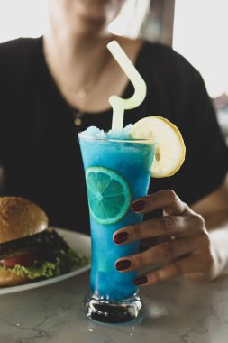 Lokantadaki masada alkol kokteyli.