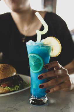 Lokantadaki masada alkol kokteyli.