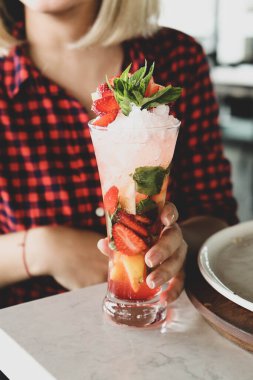 Lokantadaki masada alkol kokteyli.