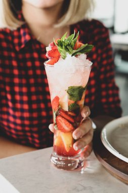 Lokantadaki masada alkol kokteyli.