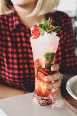 Lokantadaki masada alkol kokteyli.