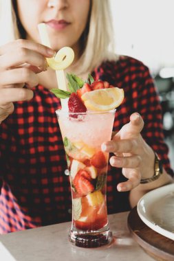 Lokantadaki masada alkol kokteyli.