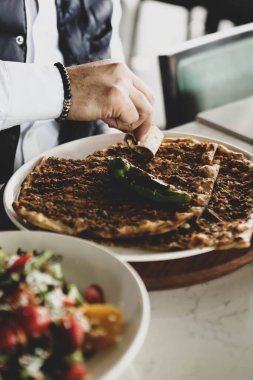 Geleneksel Türkçe fırında pide. Türk pizzası, Orta Doğu aperatifleri. Türk mutfağı. Et ile doldurulmuş çam
