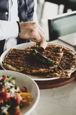 Geleneksel Türkçe fırında pide. Türk pizzası, Orta Doğu aperatifleri. Türk mutfağı. Et ile doldurulmuş çam