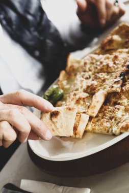 Geleneksel Türkçe fırında pide. Türk pizzası, Orta Doğu aperatifleri. Türk mutfağı. Et ile doldurulmuş çam