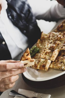 Geleneksel Türkçe fırında pide. Türk pizzası, Orta Doğu aperatifleri. Türk mutfağı. Et ile doldurulmuş çam