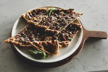Geleneksel Türkçe fırında pide. Türk pizzası, Orta Doğu aperatifleri. Türk mutfağı. Et ile doldurulmuş çam