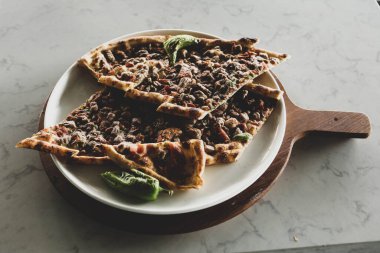 Geleneksel Türkçe fırında pide. Türk pizzası, Orta Doğu aperatifleri. Türk mutfağı. Et ile doldurulmuş çam