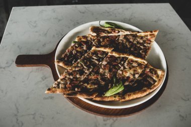 Geleneksel Türkçe fırında pide. Türk pizzası, Orta Doğu aperatifleri. Türk mutfağı. Et ile doldurulmuş çam