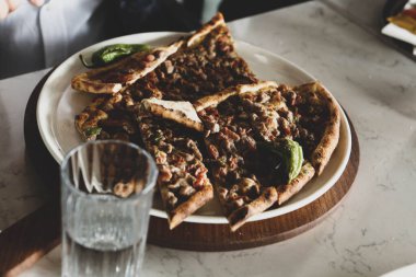 Geleneksel Türkçe fırında pide. Türk pizzası, Orta Doğu aperatifleri. Türk mutfağı. Et ile doldurulmuş çam