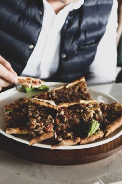Geleneksel Türkçe fırında pide. Türk pizzası, Orta Doğu aperatifleri. Türk mutfağı. Et ile doldurulmuş çam
