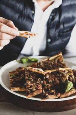Geleneksel Türkçe fırında pide. Türk pizzası, Orta Doğu aperatifleri. Türk mutfağı. Et ile doldurulmuş çam