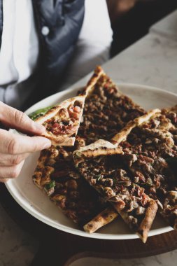 Geleneksel Türkçe fırında pide. Türk pizzası, Orta Doğu aperatifleri. Türk mutfağı. Et ile doldurulmuş çam