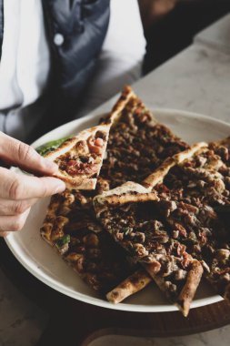 Geleneksel Türkçe fırında pide. Türk pizzası, Orta Doğu aperatifleri. Türk mutfağı. Et ile doldurulmuş çam