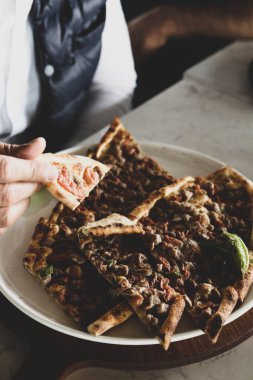 Geleneksel Türkçe fırında pide. Türk pizzası, Orta Doğu aperatifleri. Türk mutfağı. Et ile doldurulmuş çam