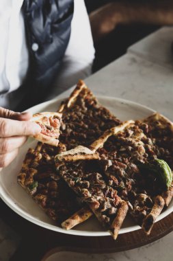 Geleneksel Türkçe fırında pide. Türk pizzası, Orta Doğu aperatifleri. Türk mutfağı. Et ile doldurulmuş çam