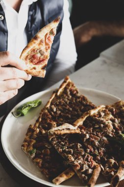 Geleneksel Türkçe fırında pide. Türk pizzası, Orta Doğu aperatifleri. Türk mutfağı. Et ile doldurulmuş çam