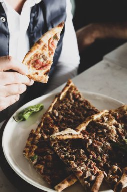 Geleneksel Türkçe fırında pide. Türk pizzası, Orta Doğu aperatifleri. Türk mutfağı. Et ile doldurulmuş çam