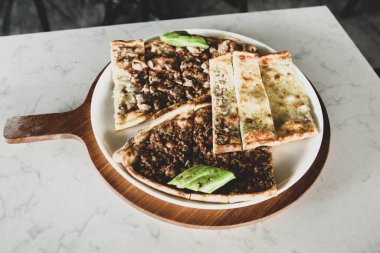 Geleneksel Türkçe fırında pide. Türk pizzası, Orta Doğu aperatifleri. Türk mutfağı. Et ile doldurulmuş çam