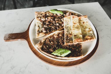 Geleneksel Türkçe fırında pide. Türk pizzası, Orta Doğu aperatifleri. Türk mutfağı. Et ile doldurulmuş çam