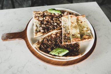 Geleneksel Türkçe fırında pide. Türk pizzası, Orta Doğu aperatifleri. Türk mutfağı. Et ile doldurulmuş çam