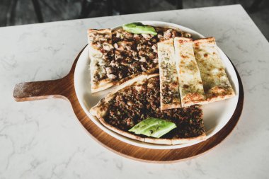 Geleneksel Türkçe fırında pide. Türk pizzası, Orta Doğu aperatifleri. Türk mutfağı. Et ile doldurulmuş çam