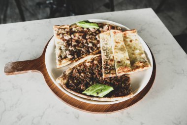 Geleneksel Türkçe fırında pide. Türk pizzası, Orta Doğu aperatifleri. Türk mutfağı. Et ile doldurulmuş çam