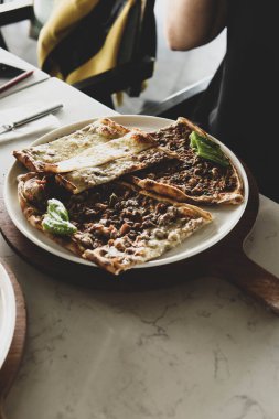 Geleneksel Türkçe fırında pide. Türk pizzası, Orta Doğu aperatifleri. Türk mutfağı. Et ile doldurulmuş çam