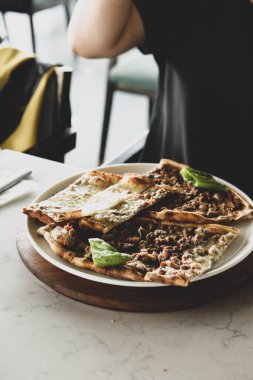 Geleneksel Türkçe fırında pide. Türk pizzası, Orta Doğu aperatifleri. Türk mutfağı. Et ile doldurulmuş çam