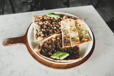 Geleneksel Türkçe fırında pide. Türk pizzası, Orta Doğu aperatifleri. Türk mutfağı. Et ile doldurulmuş çam