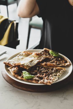 Geleneksel Türkçe fırında pide. Türk pizzası, Orta Doğu aperatifleri. Türk mutfağı. Et ile doldurulmuş çam