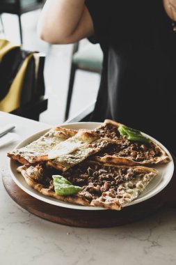 Geleneksel Türkçe fırında pide. Türk pizzası, Orta Doğu aperatifleri. Türk mutfağı. Et ile doldurulmuş çam