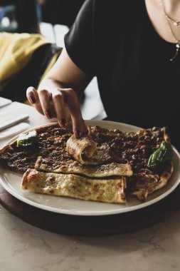 Geleneksel Türkçe fırında pide. Türk pizzası, Orta Doğu aperatifleri. Türk mutfağı. Et ile doldurulmuş çam