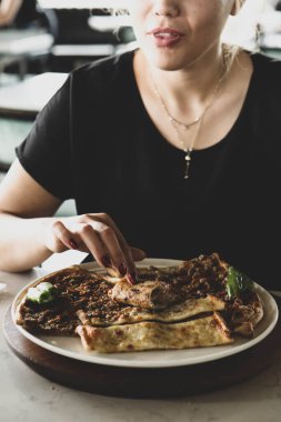 Geleneksel Türkçe fırında pide. Türk pizzası, Orta Doğu aperatifleri. Türk mutfağı. Et ile doldurulmuş çam