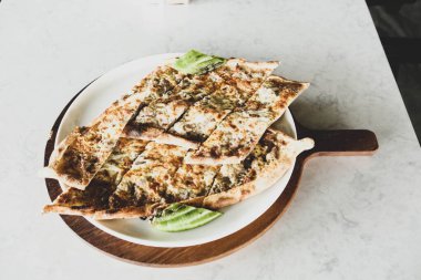 Geleneksel Türkçe fırında pide. Türk pizzası, Orta Doğu aperatifleri. Türk mutfağı. Et ile doldurulmuş çam