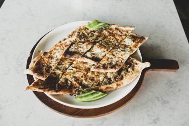 Geleneksel Türkçe fırında pide. Türk pizzası, Orta Doğu aperatifleri. Türk mutfağı. Et ile doldurulmuş çam