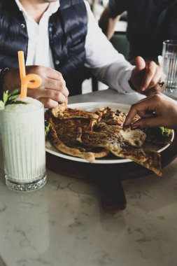Geleneksel Türkçe fırında pide. Türk pizzası, Orta Doğu aperatifleri. Türk mutfağı. Et ile doldurulmuş çam