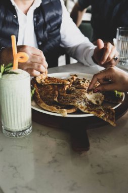Geleneksel Türkçe fırında pide. Türk pizzası, Orta Doğu aperatifleri. Türk mutfağı. Et ile doldurulmuş çam